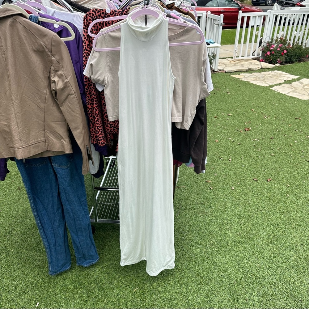 Small white sleeveless long dress/bumpsuit